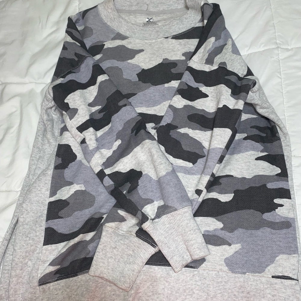 aerie camo sweatshirt. size XS